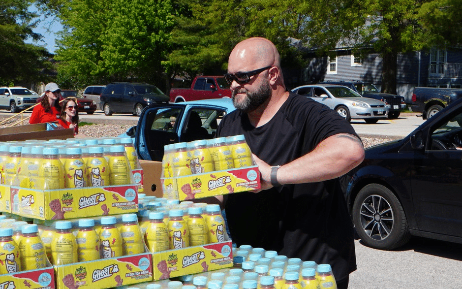 ronnie distributing food ronnie distributing food